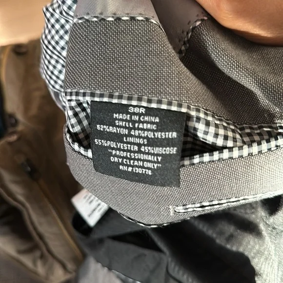 Grey Tailored Suit Brand: Beverly Hills Polo Club Suit Size: 38R Pant Size: 32WR - Picture 12 of 13